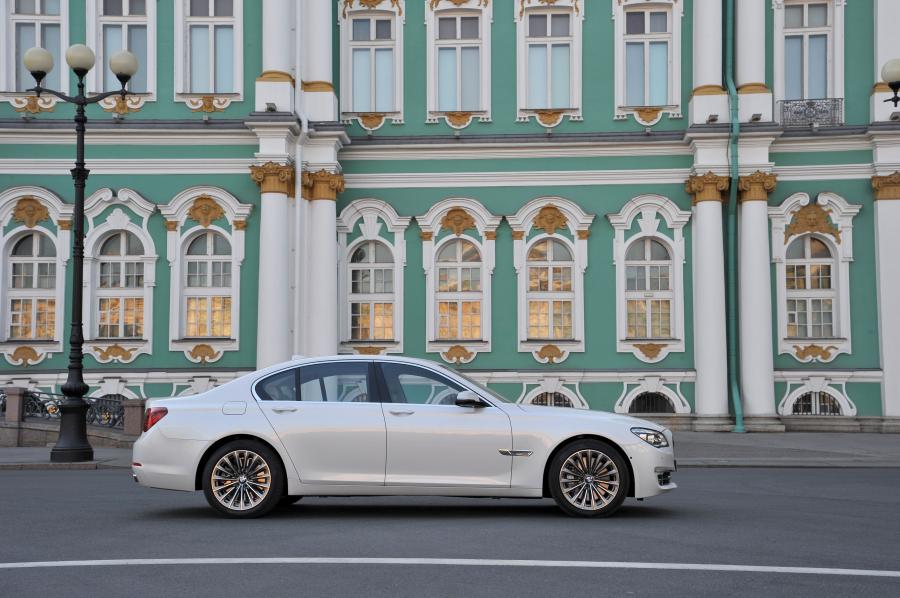  BMW 750i 2013 года  (фото 49 из 56)